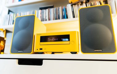 Paris, Fransa - 2 Şubat 2023: Lüks bir oturma odasındaki lüks Vitsoe 606 raflarına monte edilmiş şık bir Onkyo CS-265 CD Hi-Fi Mini Sistem. Tatlı ses için renk ve özelliklerin mükemmel kombinasyonu