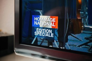 Paris, Fransa - 25 Kasım 2015: Fransız TV kanalı, Kasım 2015 'te Paris' te meydana gelen yıkıcı terör saldırılarının ardından ulusal bir saygı göstergesi göstererek, desteklerini doğrudan izleyicilere yayınladı..
