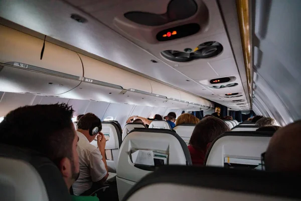 Германия Июля 2015 Группа Людей Наслаждается Видом Внутри Салона Самолета — стоковое фото