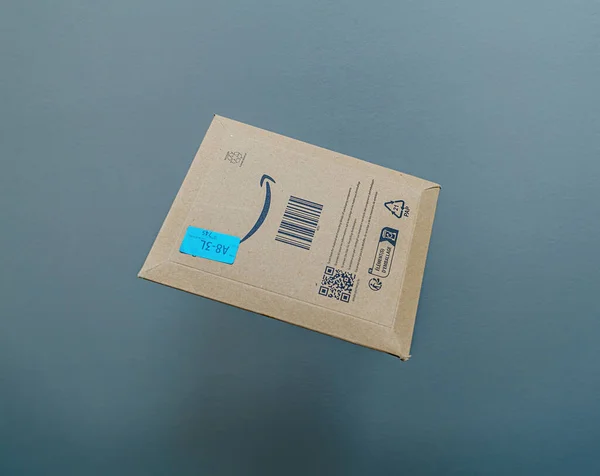Lyon Franciaország Május 2023 Egy Amazon Prime Csomagboríték Varázslatosan Lebegő — Stock Fotó