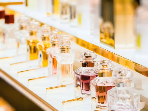 Una Antigua Tienda Perfumes Rústicos Pueblo Francés Tradicional Lleno Vasos — Foto de Stock