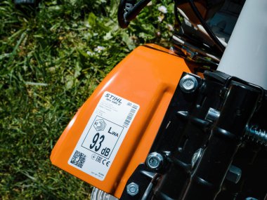 Frankfurt, Almanya - 3 Mayıs 2023: Sağlam, güçlü bir makine üzerine yazıt plaka büyük ölçekli tarlalar için yapılmış Stihl MH 585 her ciddi bahçıvan için idealdir.