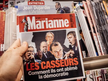 Paris, Fransa - 20 Mart 2023: PoV erkek el ele tutuşması Fransız siyasetinden kesikler ve kişilerle birlikte Marianne büfesinde basın dergisi satın aldı