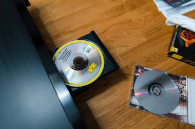 Frankfurt, Almanya - 30 Ocak 2023: Doğrudan yukarıdan görülebilen Deutsche gramofonunun açık CD tepsisi ve CD 'si ile modern bir Pioneer NC-50DAB hi-fi sistemi. Herhangi bir evde veya evde ses dalgaları için mükemmel