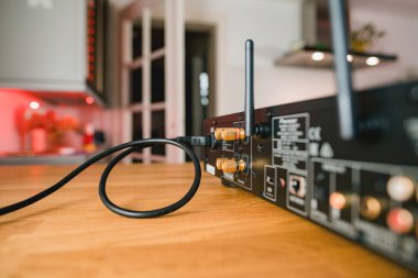 Frankfurt, Almanya - 30 Ocak 2023: Japonya 'da yapılmış ve CD çalar, Spotify ve DSD destekli yeni Pioneer yüksek çözünürlüklü ses sistemi. Ev çokluortam kurulumu için mükemmel