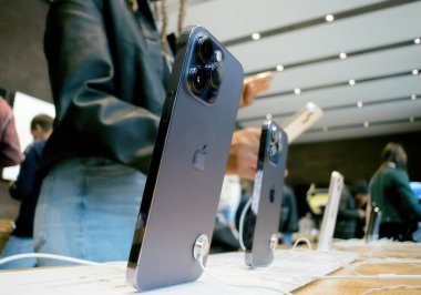 Paris, Fransa - 22 Eylül 2022: Bir grup heyecanlı insan yeni iPhone 14 Pro ve iPhone 14 Pro Max için bir Apple mağazasında toplandı.