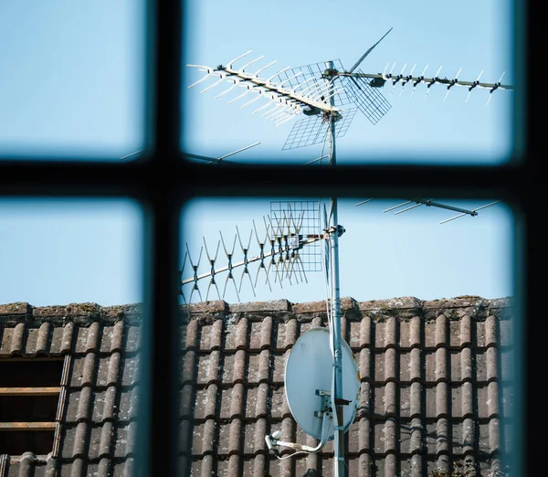 Wspaniały Widok Niebieski Dach Wypełniony Różnymi Antenami Widzianymi Przez Łukowe — Zdjęcie stockowe