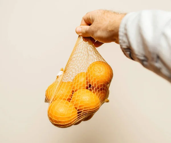 Egy Személy Kezében Egy Kilogramm Lédús Sárga Mandarin Van Egy — Stock Fotó