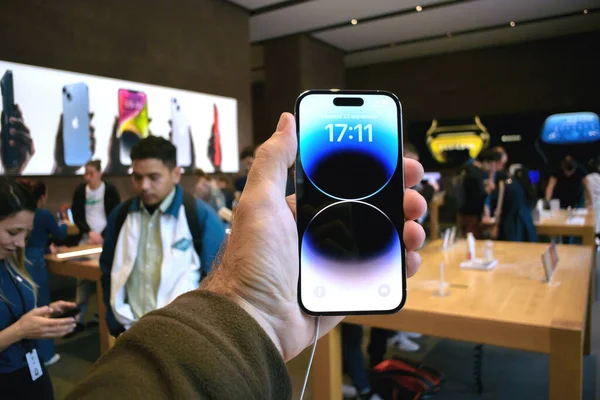 2022年9月22日 法国巴黎 一群人站在苹果商店里 急切地比较和测试新的Iphone 14和Pro机型 他们用自己的无线技术设备自私自利 — 图库照片
