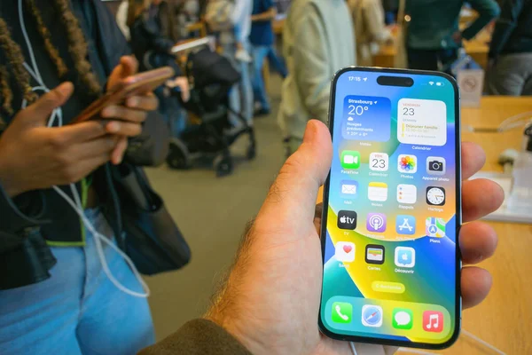 Paříž Francie 2022 Zákazník Apple Store Drží Nový Smartphone Všemi — Stock fotografie