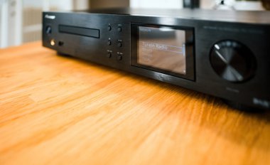 Frankfurt, Almanya - 30 Ocak 2023: Pioneer NC-50DAB - modern hi-fi ses sistemi en sevdiğiniz müzik servislerini herhangi bir eve uyacak kadar parlak ahşap bir tasarım ile akıtmak için mükemmeldir.