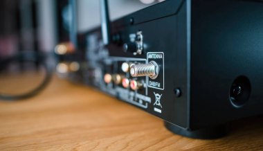 Frankfurt, Almanya - 30 Ocak 2023: Spotify, CD 'lerden müzik akustik Pioneer stereo sistemi için Dab radyo anten konnektörü