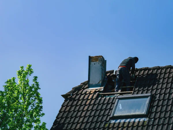 Techador Levanta Sobre Una Casa Alta Demoliendo Chimenea Mientras Cielo — Foto de Stock