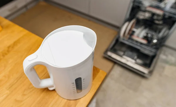 Sebuah Dapur Modern Dengan Ketel Baja Tahan Karat Mendidihkan Air — Stok Foto
