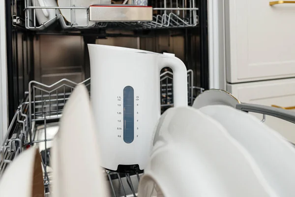 Крупный План Современной Белой Посудомоечной Машины Чайником Внутри Показывающий Экономичный — стоковое фото