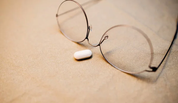 Moda Bir Gözlük Çerçeve Yakın Çekim Bir Masanın Üzerinde Dinleniyor — Stok fotoğraf