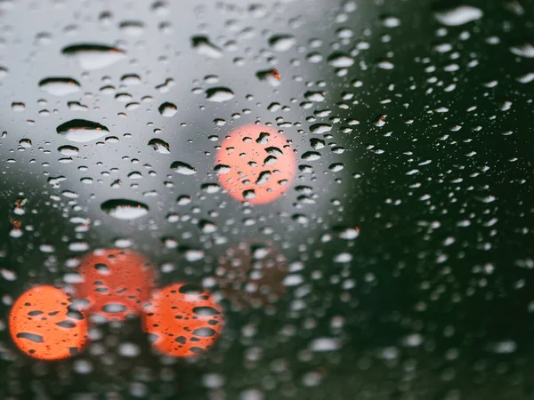 フルフレームの窓を閉じると雨の季節の輸送 透明ガラスの水滴は モンスーン期の緑豊かな風景の背景を提供します — ストック写真