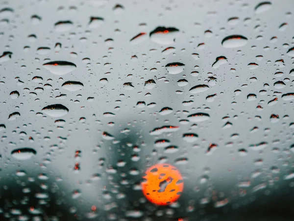 Regendruppels Doordrenken Het Autoraam Als Rode Bokehs Schitteren Moesson Seizoenen — Stockfoto