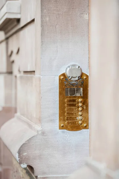 Современный Архитектурный Дизайн Городской Обстановке Винтажный Деревянный Вход Золотым Дверным — стоковое фото