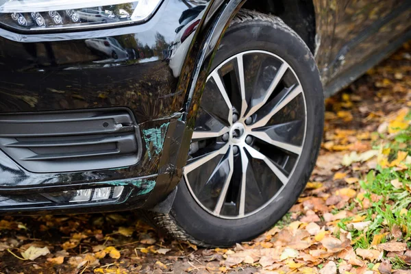 Ein Abgestelltes Fahrzeug Mit Reifen Und Rad Herbstlicher Ländlicher Umgebung — Stockfoto