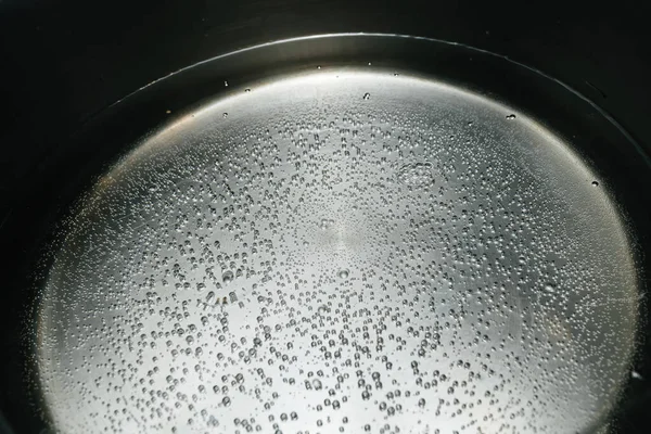 Wrząca Woda Bąbelkami Zbliżeniu Szczegółowy Widok Ogrzewanie Cieczą Kuchni Domowej — Zdjęcie stockowe