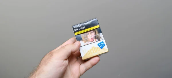 Paris Frankreich Mai 2023 Handhaltende Marlboro Zigarettenschachtel Ungesundes Lebenskonzept Für — Stockfoto