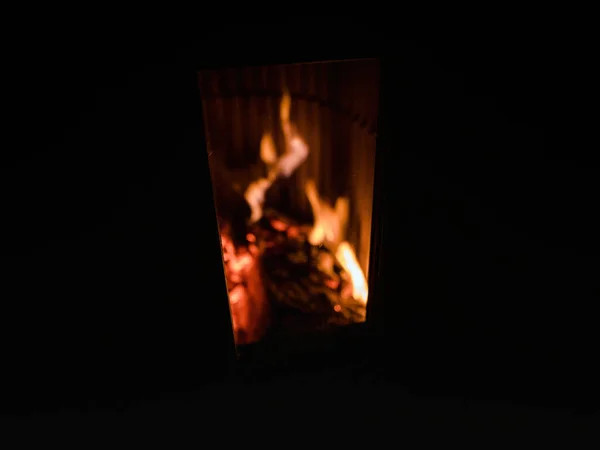 Gemütlicher Chalet Kamin Mit Brennenden Baumstämmen Verwischten Flammen Und Funken — Stockfoto