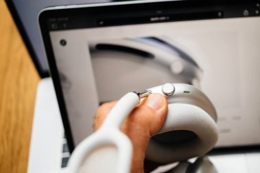 Paris, Fransa - 6 Haziran 2023: Air Pods Max dijital tacını Apple Vision Pro karışık gerçeklik kulaklığında bulunan ile karşılaştırmak. Fiyatı 3,499 dolar - bilgisayarın geleceği