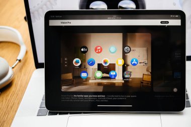 Paris, Fransa - 6 Haziran 2023: Apple 'ın web sayfası iPad Pro' da Apple Vision Pro 'yu tanıtan yaratıcı oda masası. Fiyatı 3,499 Dolar - Geleceğin
