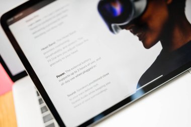 Paris, Fransa - 6 Haziran 2023: Metin gücü ve dış pil üzerinde eğim değişimi 2 saate kadar kullanım desteğini sağlar - Apple 'ın iPad Pro web sayfasında Apple Vision Pro' nun karışık görüntüsünü gösteren yaratıcı oda tablosu