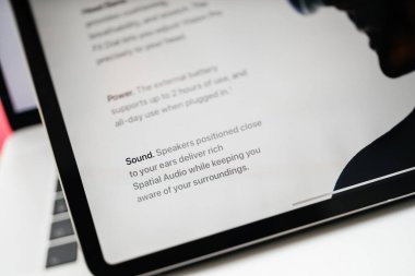 Paris, Fransa - 6 Haziran 2023: Apple 'ın web sayfası iPad Pro' da, Apple Vision Pro 'nun karışık gerçeklik XR kulaklığında Sound ans' ın uzaysal audi 'sini sergileyen yaratıcı oda masası. Fiyatı 3,499 Dolar - Geleceğin