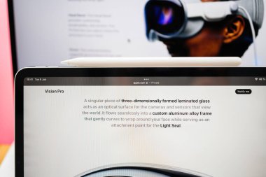 Paris, Fransa - 6 Haziran 2023: üç boyutlu kaplamalı cam parçası Apple Vision Pro karışık gerçeklik XR kulaklığı için optik bir yüzey görevi görüyor. Fiyatı 3