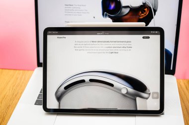 Paris, Fransa - 6 Haziran 2023: Apple 'ın web sayfasında Apple Pro' da Apple Vision Pro 'nun karışık gerçeklik kulaklığı tanıtımı. Fiyatı 3,499 dolar - bilgisayarın geleceği