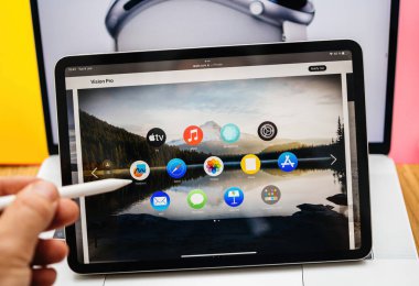Paris, Fransa - 6 Haziran 2023: Apple Vision Pro 'yu gösteren kalemle el ile karışık gerçeklik XR kulaklığı ve çalışmak ve oynamak için tüm uygulamalar. Fiyatı 3,499 dolar - bilgisayarın geleceği