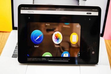 Paris, Fransa - 6 Haziran 2023: basitçe uygulamalara bakarak yön bulmak - yeni Apple Vision Pro karışık gerçeklik XR kulaklığı. Fiyatı 3,499 dolar - bilgisayarın geleceği