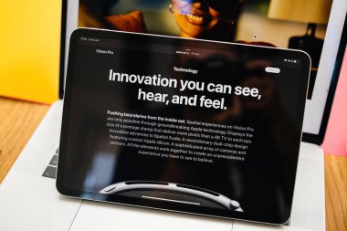 Paris, Fransa - 6 Haziran 2023: İnovasyon iPad Pro 'da Apple Vision Pro karışık gerçeklik XR kulaklığı ile görülebilir, duyulabilir ve hissedilebilir. Fiyatı 3,499 dolar - bilgisayarın geleceği