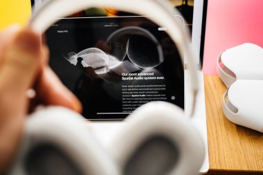 Paris, Fransa - 6 Haziran 2023: Airpod 'lar kullanıcı elinde, Apple Vision Pro karışık gerçeklik XR kulaklığı web sayfası ile birlikte. Fiyatı 3,499 dolar - bilgisayarın geleceği