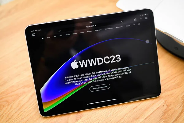 2023年6月6日 法国巴黎 一个装有Wwdc23网页的创意室桌子 其中宣布Apple Vision Pro混合实境Xr耳机价格为3499美元 未来的计算 — 图库照片