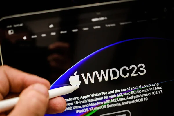 Paříž Francie Června 2023 Ruka Jablečnou Tužkou Webových Stránkách Apple — Stock fotografie