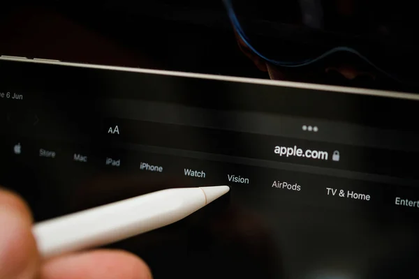 フランス 2023年6月6日 Apple Vision Proの複合現実Xrヘッドセットを紹介するIpad Pro XrのAppleのウェブページを指す 価格3 499米ドル コンピューティングの未来 — ストック写真