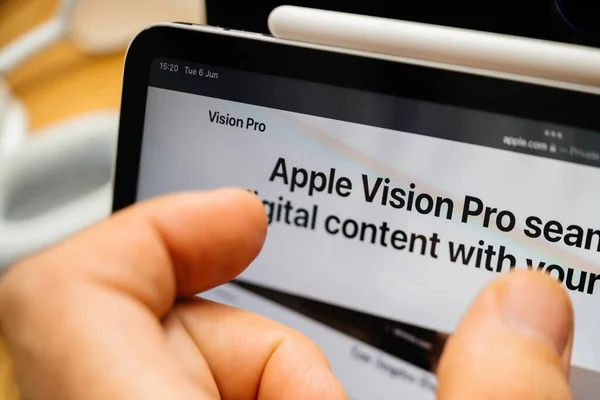 Parigi Francia Giugno 2023 Tocco Virtuale Apple Vision Pro Realtà — Foto Stock