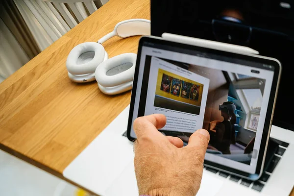 法国巴黎 2023年6月6日 Pov男性手使用Ipad Pro上重新创建的苹果网页展示Apple Vision Pro混合现实Xr耳机 499美元 未来的计算 — 图库照片