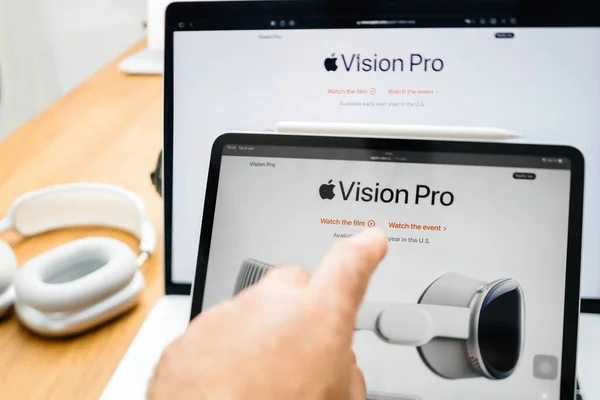 フランス 2023年6月6日 Apple Vision Proの複合現実Xrヘッドセットを紹介するIpad Proのウェブページを持つ創造的な部屋テーブル ユーザーのタッチ映画を見るイベントボタンを見る — ストック写真