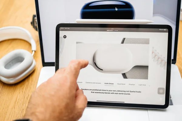 フランス 2023年6月6日 Apple Vision Proの複合現実Xrヘッドセットを紹介するIpad Pro上のAppleのウェブページとクリエイティブルームテーブル上の新しいオーディオストラップ 価格3 499米ドル コンピューティングの未来 — ストック写真