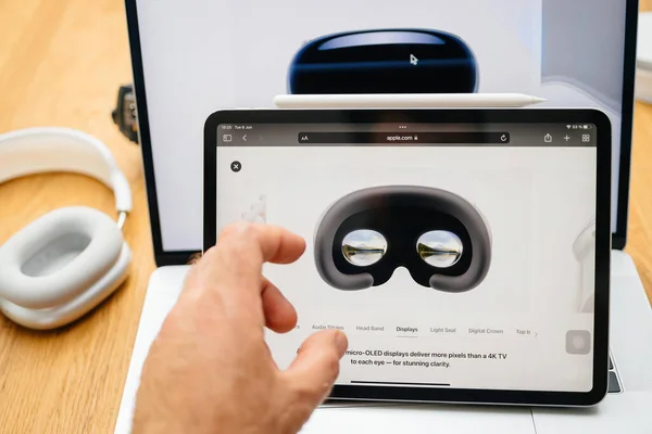フランス 2023年6月6日 Apple Vision Pro複合現実Xrヘッドセット上のカスタムマイクロOledディスプレイを指す手 価格3 499米ドル コンピューティングの未来 — ストック写真
