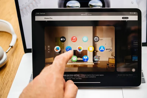 フランス 2023年6月6日 ユーザーの手は Apple Vision Proの複合現実Xrヘッドセットを紹介Ipad Pro上のAppleのウェブページと創造的な部屋のテーブルの上に Safari テレビを指しています — ストック写真