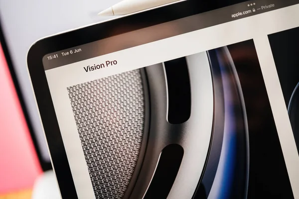 法国巴黎 2023年6月6日 Ipad Pro上苹果网页上的工业设计解决方案展示了Apple Vision Pro混合实境Xr耳机 499美元 未来的计算 — 图库照片