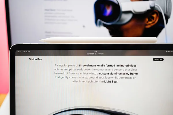 フランス 2023年6月6日 三次元的に形成された積層ガラスの片は Apple Vision Pro混合現実Xrヘッドセットのカメラやセンサーの光学表面として機能します 価格3 — ストック写真