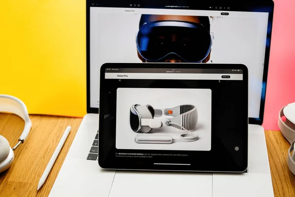 法国巴黎 2023年6月6日 Ipad Pro上有苹果网页的创意室桌为Apple Vision Pro混合实境Xr耳机展示电池 499美元 未来的计算 — 图库照片