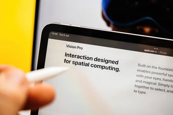 フランス 2023年6月6日 手でウェブページを指すと空間コンピューティングテキスト用に設計された相互作用 Apple Vision Proの複合現実Xrヘッドセット 価格3 499米ドル コンピューティングの未来 — ストック写真
